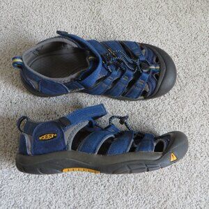 Keen newport big boys sandals size 5 blue